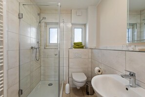 Chuveiro, secador de cabelo, toalhas de banho