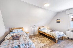 1 habitación, tabla de planchar con plancha, wifi gratis y ropa de cama