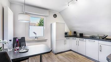 Een koelkast, een microgolfoven, een oven, een kookplaat