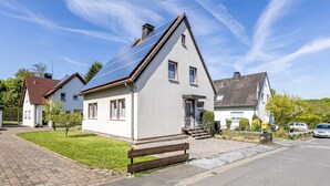 A residential house with a sloped roof, a front porch, and a small front yard. - Wimbern Apartment 'Upper Floor' with Streaming, Kitchen & Laundry (Wickede (Ruhr))