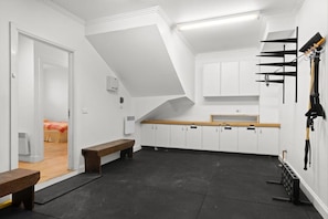5 habitaciones, tabla de planchar con plancha y ropa de cama 