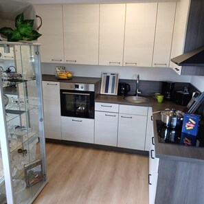 Fridge, oven, stovetop, dishwasher