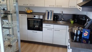 Kaffetrakter/tekoker, kjøleskap, ovn og kokeplater