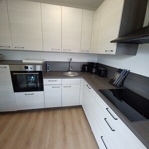 Fridge, oven, stovetop, dishwasher