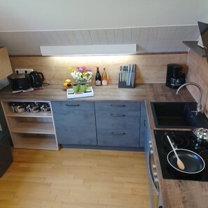 Fridge, oven, stovetop, dishwasher