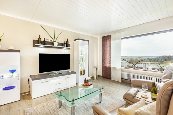 TV, DVD player - Apartment 'Landblick' with Shared Garden, Balcony and Wi-Fi (Homberg (Efze))