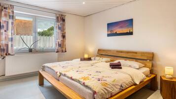 2 bedrooms, iron/ironing board, free WiFi, bed sheets