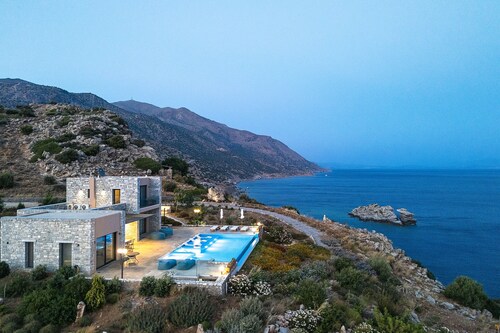 Stunning Seafront complex with 2 infinity pools!