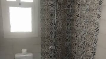 Serviettes fournies, savon, papier toilette