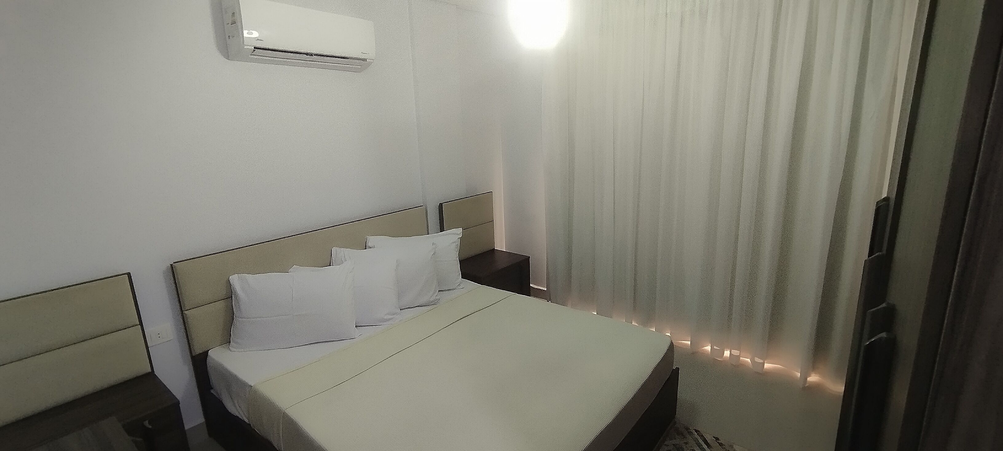 3 quartos, ferros/tábuas de passar roupa, roupa de cama