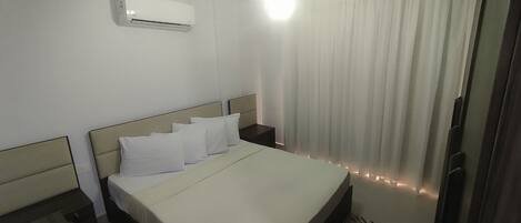 3 quartos, ferros/tábuas de passar roupa, roupa de cama