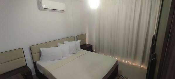 3 bedrooms, iron/ironing board, bed sheets