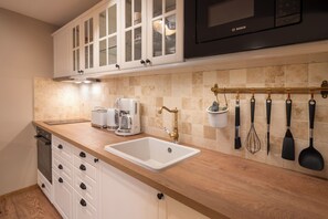 Een koelkast, een microgolfoven, een oven, een kookplaat