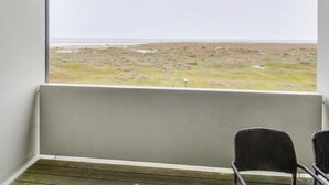 Un balcon avec vue sur la plage.