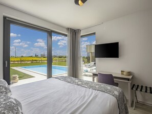 4 bedrooms, iron/ironing board, WiFi