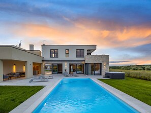 Et oppvarmet basseng