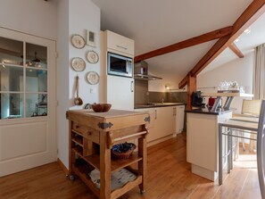 Kjøleskap, ovn, oppvaskmaskin og kjøkkenutstyr