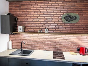 Fridge, microwave, dishwasher, cookware/dishes/utensils