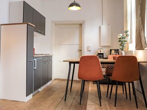 Fridge, cookware/dishes/utensils