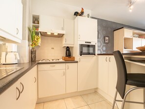 Réfrigérateur, micro-ondes, grille-pain, chaise haute