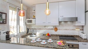 Geladeira, micro-ondas, fogão, talheres/pratos/utensílios de cozinha