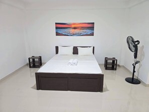 1 dormitorio, tabla de planchar con plancha, Internet y ropa de cama