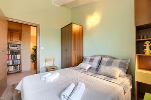 3 habitaciones, tabla de planchar con plancha y cuna de viaje 