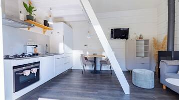 Jääkaappi, mikroaaltouuni, liesi, astianpesukone