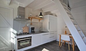 Jääkaappi, mikroaaltouuni, liesi, astianpesukone