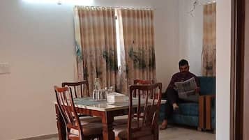 Habitación doble ejecutiva | Área de sala de estar
