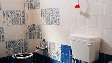 Executive-Doppelzimmer | Badezimmer | Kostenlose Toilettenartikel, Hausschuhe, Handtücher, Seife
