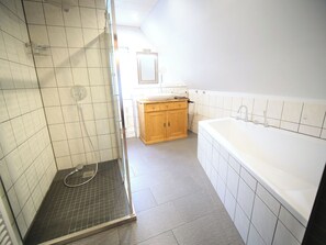 Hårføner, håndklær, såpe og sjampo