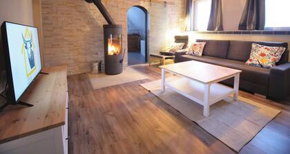 Gemütliches Apartment mit 2 Schlafzimmern, Holzofen, Küche und Terrasse