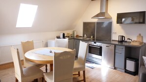 ماكينة لصنع القهوة/الشاي، ثلاجة، فرن، موقد طهي مسطح