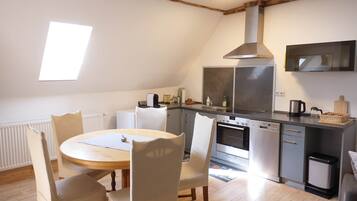 Een koelkast, een oven, een kookplaat, een vaatwasser