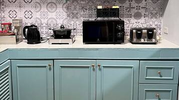 Refrigerador, microondas, placa de cocina, cafetera/tetera