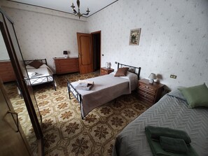 5 bedrooms, WiFi, bed sheets