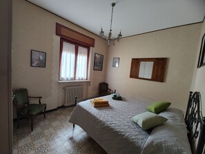 5 bedrooms, WiFi, bed sheets