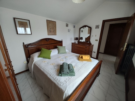 5 bedrooms, WiFi, bed sheets. Group home. Beautiful panorama. Close to local tourist attractions.
