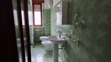Bidet, asciugamani, carta igienica
