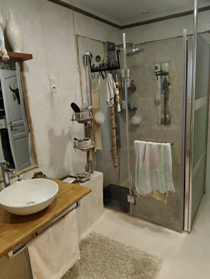 Regadera y papel de baño