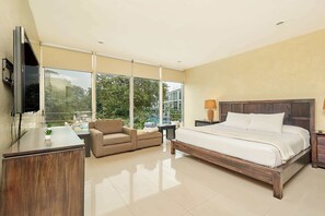 3 bedrooms, in-room safe, iron/ironing board, travel crib