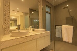 Luxury Villa | Bathroom | Shower, free toiletries, hair dryer, towels