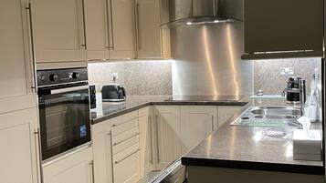Coffee/tea maker, fridge, microwave, oven