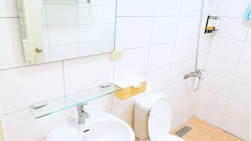 Comfort vierpersoonskamer, uitzicht op zee | Badkamer | Een douche, gratis toiletartikelen, een haardroger, handdoeken