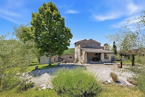 Exterior - Dimora del Chianti, stunning Tuscan stone villa surrounded by vineyards in the heart of Chianti (Rietine)