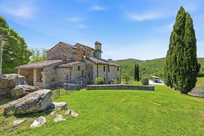 Exterior - Dimora del Chianti, stunning Tuscan stone villa surrounded by vineyards in the heart of Chianti (Rietine)