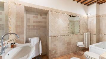 Doccia, vasca idromassaggio, asciugacapelli, bidet