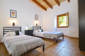 4 makuuhuonetta, silitysrauta/-lauta, ilmainen Wi-Fi, vuodevaatteet