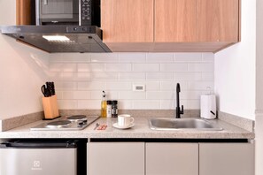 Fridge, microwave, stovetop, coffee/tea maker